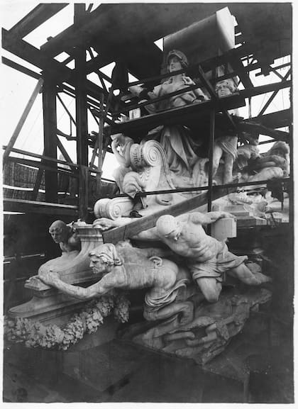 La base del Monumento a Colón está llena de imágenes alegóricas relacionadas con la llegada del Almirante genovés a tierras americanas