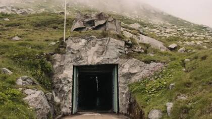 La base donde se desarrollan las misiones está situada en lo profundo de los Alpes suizos y es difícil de encontrar