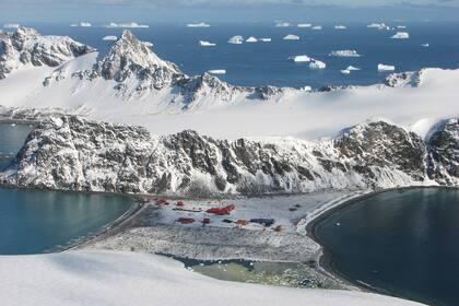 La Base Orcadas está ubicada en la isla Laurie de las islas Orcadas del Sur y es la base más antigua de la Antártida funcionando ininterrumpidamente desde 1904