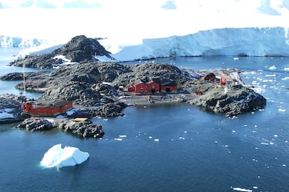 La Base San Martín se localiza en el islote Barry o San Martín del grupo de los islotes Debenham, en el paso Motteta de la costa Fallières, en la bahía Margarita de la península Antártica. Es una de las bases argentinas que está localizada más al oeste