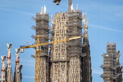 La basílica comenzó su construcción en 1882; las cuatro torres de los Evangelistas ya están finalizadas y buscan terminar la obra en 2026, año del centenario de la muerte de Gaudí