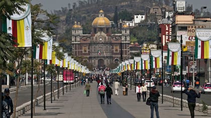 La basílica de Guadalupe, construida donde la tradición cuenta que la madre de Jesucristo pidió un templo, es uno de los lugares religiosos más visitados del mundo 