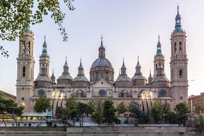 La Basílica de Nuestra Señora del Pilar, en Zaragoza, España