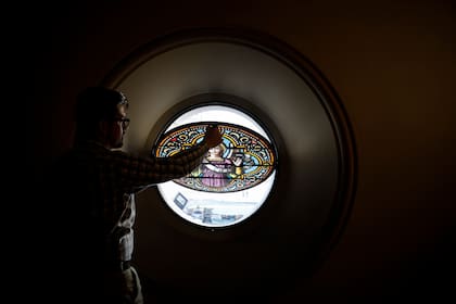 Uno de los vitrales que decoran el primer piso de la Basílica