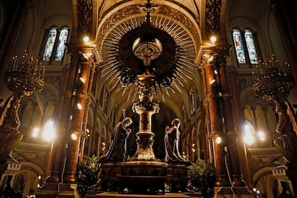 La Gran Custodia que es una obra magistral en oro y plata de la casa francesa Poussielgue Rusand, que data del 1900