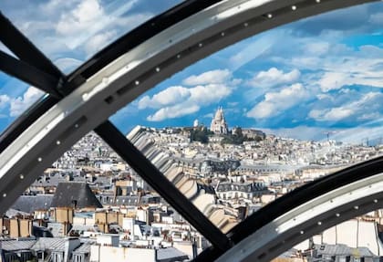 La Basílica del Sagrado Corazón de Montmartre vista a través de los túneles transparentes de las escaleras mecánicas en el exterior del Centro Pompidou