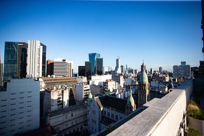 La Basílica del Santísimo Sacramento oculta detrás del Edificio Kavanagh. El mito de rivalidades entre familias se mantiene.