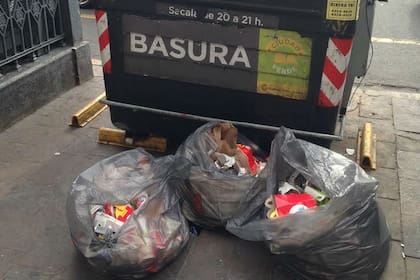 La basura acumulada frente al contenedor