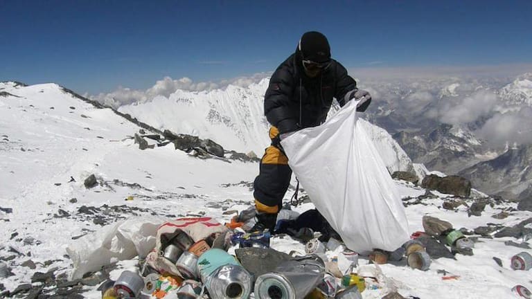 La nueva norma que obligará a los escaladores del Everest a llevar de regreso sus excrementos al campo base 
