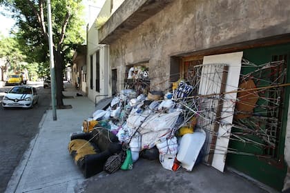La basura tapa casi todo el frente de la casa de Hernandarias al 1300