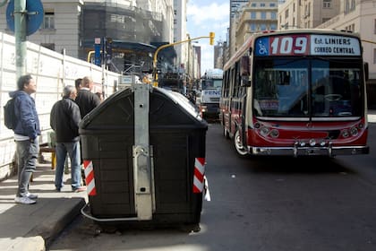 La basura y el olor malhumoran en diferentes paradas de colectivo