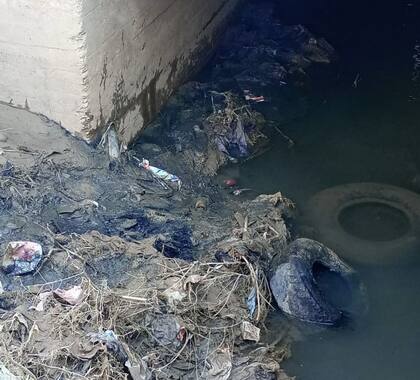 La basura y los escombros en el agua complicaron la búsqueda.