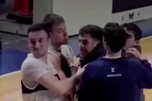 Acusan a un entrenador de incitar una pelea entre jugadores de básquet en la que murió un hombre mayor