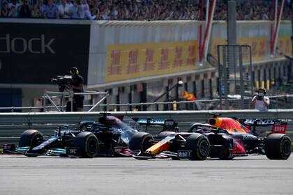 La batalla rueda a rueda de Lewis Hamilton y Max Verstappen en Silverstone, una maniobra que terminaría con el despiste y accidente del neerlandés; tensión entre los pilotos de Mercedes y Red Bull Racing
