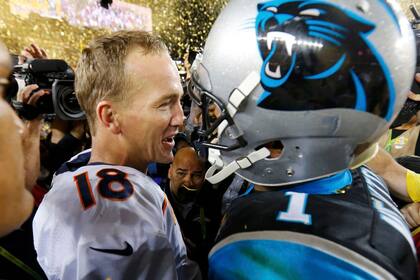 La batalla terminó: Manning, el vencedor, es felicitado por Newton, el vencido