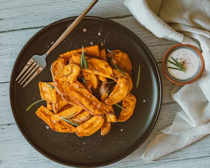 La batata puede comerse frita, al horno, asada, en puré o postres (imagen ilustrativa)