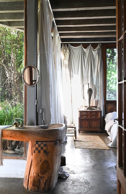 La batea de madera ‘Cachavacha’ antecede al baño de la suite y tiene de fondo el singular jardín en altura.