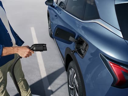 La batería de 20,5 kWh se recarga con carga domiciliaria de hasta 3,3 kW, con cargador rápido CCS2 o mediante frenado regenerativo que recupera energía en cada desaceleración.