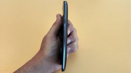 La batería de 3630 mAh obliga a Motorola a hacer un equipo relativamente grueso (10,9 mm)