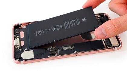 La batería de un iPhone 7 Plus en un análisis de la firma iFixit. La República Democrática del Congo es uno de los principales proveedores de cobalto, el mineral clave para el desarrollo de las unidades de almacenamiento de energía