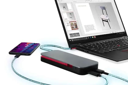 La batería portátil de Lenovo permite cargar hasta tres dispositivos de forma simultánea, incluso una notebook
