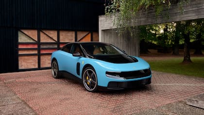 La batería tiene 122 kWh de capacidad y admite cargas rápidas de hasta 350 kW