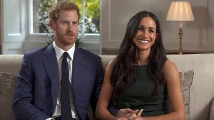 Meghan junto a su prometido, el príncipe Harry, en la entrevista para la BBC de Londres