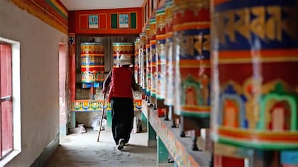 La BBC visitó un monasterio tibetano que ha sido durante décadas un foco de resistencia