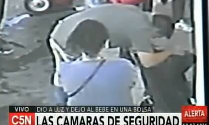 La beba recién nacida estaba adentro de una bolsa de basura, con el cordón umbilical