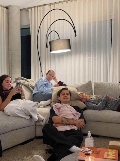 La bebé en casa con su padre y sus tías (Foto: Instagram @orianasabatini)