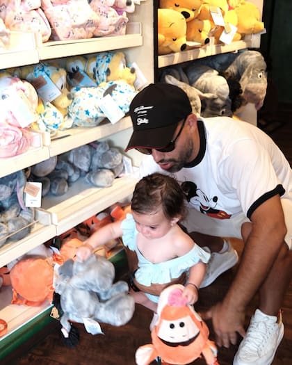 La bebé quedó encantada con los peluches de Tigger e Igor (Foto: Instagram @soficalzetti)