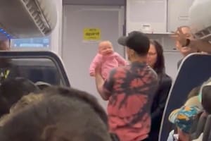 Vio que una bebé se ahogaba en pleno vuelo, le salvó la vida y todos los pasajeros la aplaudieron