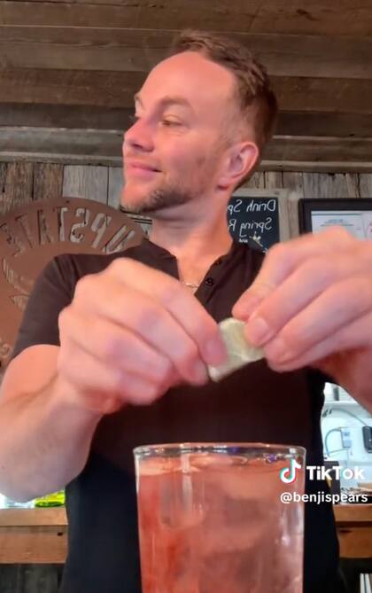 La bebida consta de agua mineral, jarabe y limón, según lo que se apreció en el video