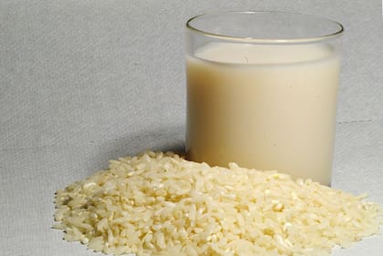 La bebida de arroz suele recomendarse para personas con múltiples alergias alimentarias, ya que no contiene lactosa, nueces ni soja