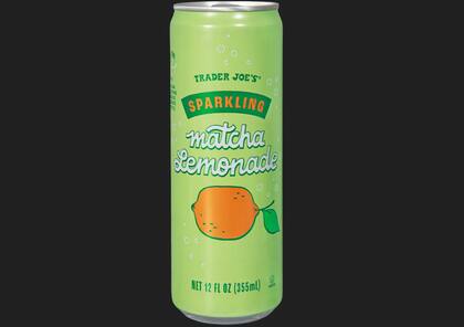 La bebida de Trader Joe’s combina té matcha, cítricos y burbujas, está certificada como kosher y se recomienda servirla fría con hielo