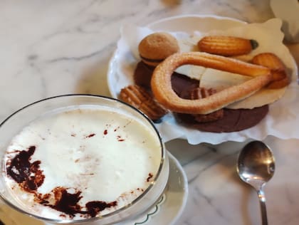 La bebida que se sirve aquí fue evolucionando con los años y tomó su nombre de los vasitos sin asa en los que se servía, conocido como "bicerina".