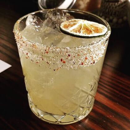 La bebida tradicional es hecha a base de tequila, sal y limón, pero este último es opcional y se puede sustituir por naranja (Crédito: Instagram/@toddmccalla)