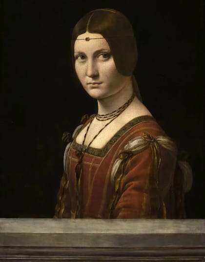 La bella lleva una ferronière, una estrecha diadema con una joya adosada, que se coloca en el centro de la frente. No se sabe si el retrato lleva el nombre por eso, o la joya se empezó a llamar así por el retrato