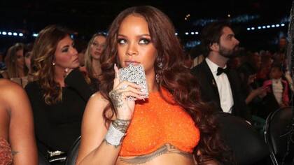 La bella Rihanna y su bella petaca