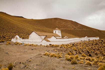 La bella simpleza de la iglesia Nuestra Señora del Rosario de Coyahuayma está acentuada por lo inhóspito de su entorno.