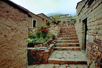 La belleza de Santa Ana: una clásica postal de la puerta de entrada a la selva. Las nubes se posan como un gran telón de fondo