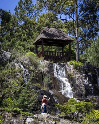 La belleza del jardín se puede apreciar desde lo alto del mirador (azumaya, en japonés). También instalaron puentes curvos rojos (taiko bashi), linternas de piedra y un puente zigzagueante (conocido como yatsuhashi o “el puente de las decisiones”