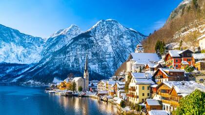 La belleza del paisaje de Hallstatt, el pueblo europeo que motivó a la película Frozen, también capturó la atención de los turistas
