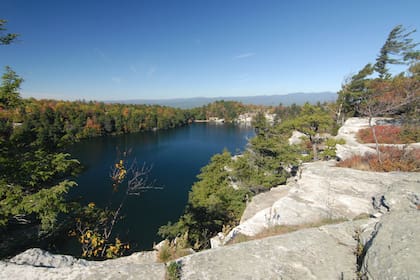 La belleza natural del parque estatal Minnewaska se ubica en el tranquilo pueblo de Nueva York