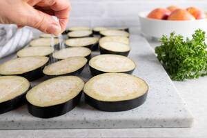 La berenjena puede ser mala para la salud si se consume cruda o en grandes cantidades, ya que contiene una sustancia tóxica llamada solanina