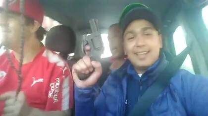 La Biblia junto al calefón: un rosario, un cinturón de seguridamente responsablemente colocado y un arma, en una foto que "Loquillo", barrabrava rojo, publicó en las redes sociales tras el tiroteo de Avellaneda.