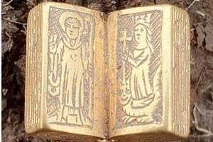 Descubren una biblia de oro puro en los dominios de un infame rey medieval