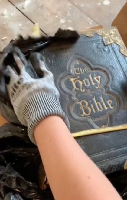 La biblia que encontró escondida en el sitio
