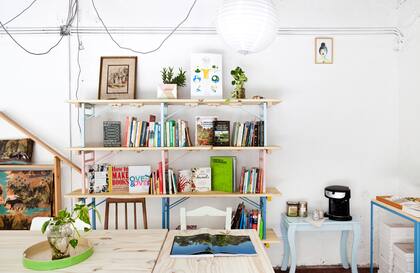 La biblioteca busca ser un punto de encuentro y consulta para todo público. Hay material sobre agricultura, sostenibilidad, vida animal y arquitectura. También aceptan donaciones de títulos afines.