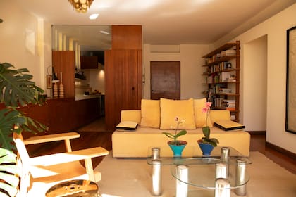 "La biblioteca colgante de petiribí debe de tener 20 años, es un tesoro. Ahí se concentra parte de nuestra historia: un poco de moda, otro tanto de arte", dice Matías